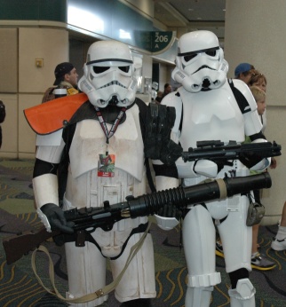 Celebration V: Fanaticos vestidos como las tropas imperiales de asalto o "Stormtroopers" de la saga de Star Wars.